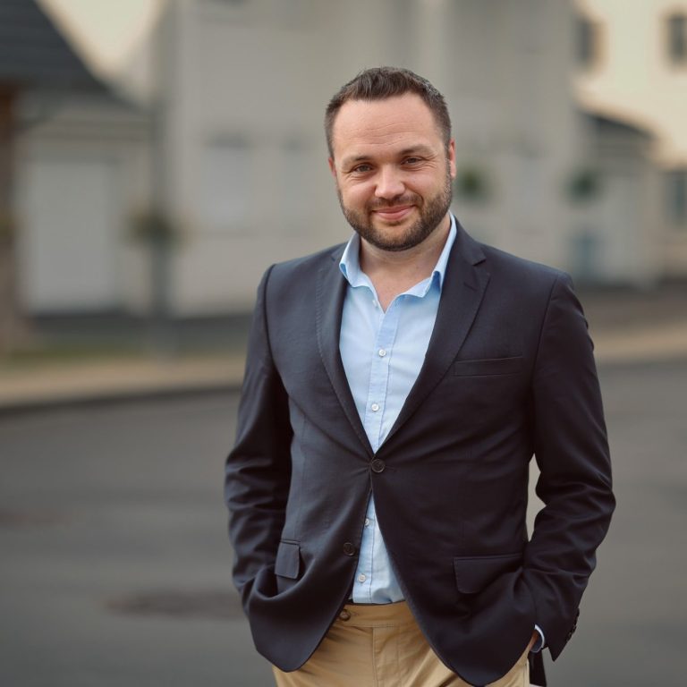 Immobilienmakler und Immobiliensachverständiger